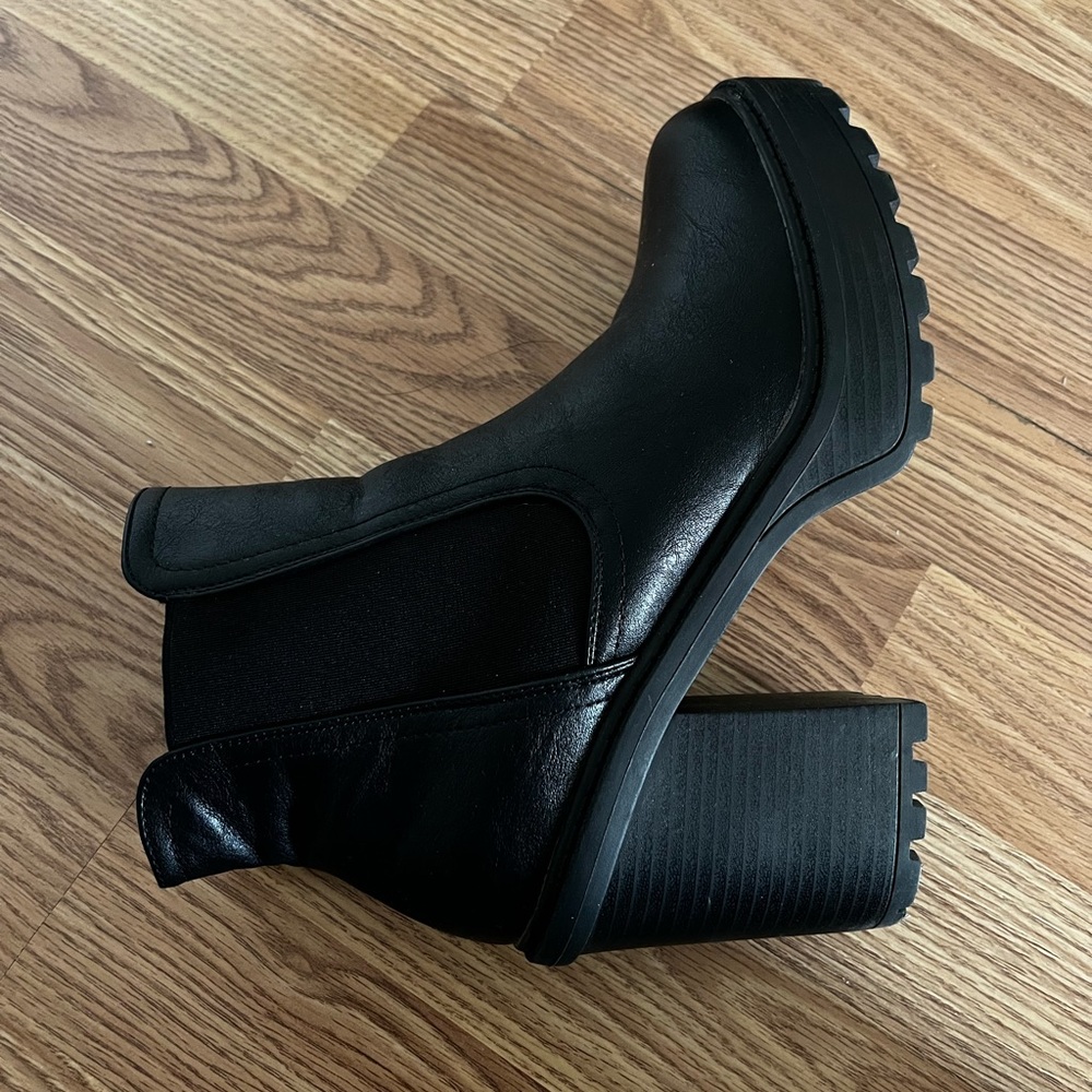 Size 9 - Picture 2 of 3